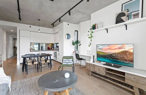 Cremorne Apartment | Book now for NYE- Walk to fireworks, MCG, Cafes & Train