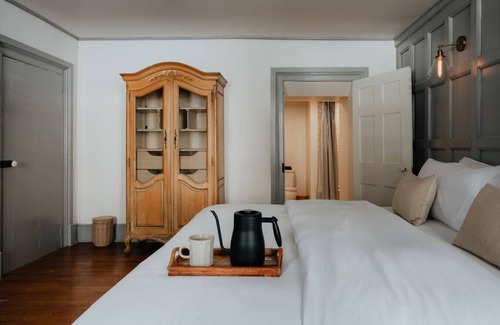 Hobart Hotel | Book village Inn - Austen Room
