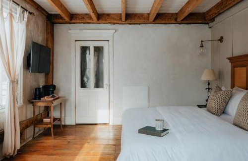 Hobart Apartment | Book Village Inn - Hemingway Room King Bed