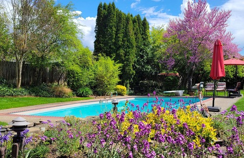 Grants Pass House | BookStayHop - The Scoville House- Pool, Gym, Gorgeous Outdoor Space!