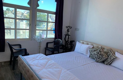 Lake Swaroop Sagar House | Boraj Haveli Guest House