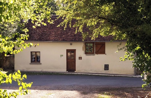 Nohant-Vic Cottage | Bordered by the river & millstream, 18th century Berrichon cottage