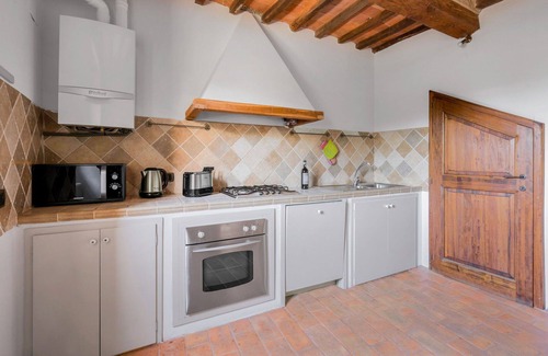 Poggibonsi Apartment | Borgo Apt. with ac near Siena