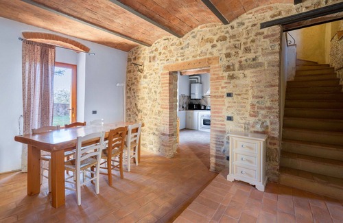 Poggibonsi Apartment | Borgo Apt. with ac near Siena