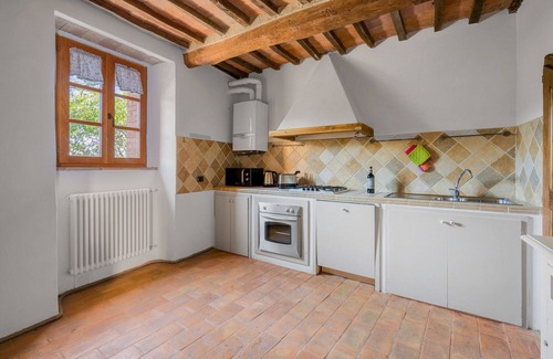 Poggibonsi Apartment | Borgo Apt. with ac near Siena