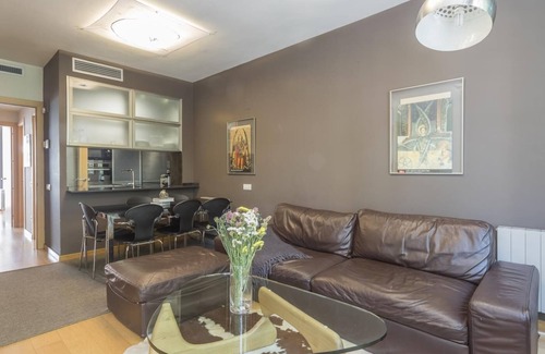 el Fort Pienc Apartment | Born Area: flat for 8 w/shared pool near the beach