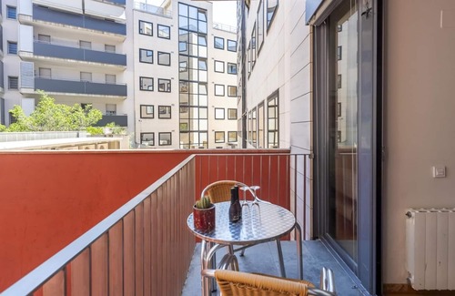el Fort Pienc Apartment | Born Area: flat for 8 w/shared pool near the beach
