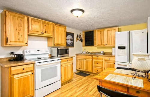 Central - Terry Apartment | Bo’s Old West Abode with Hot Tub and Sauna
