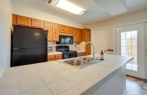 Bossier City House | Bossier City Townhome w/Patio + Outdoor Dining!