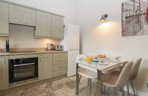 St. Brides Netherwent Cottage | BOTTOM LODGE, pet friendly, with hot tub in Penhow