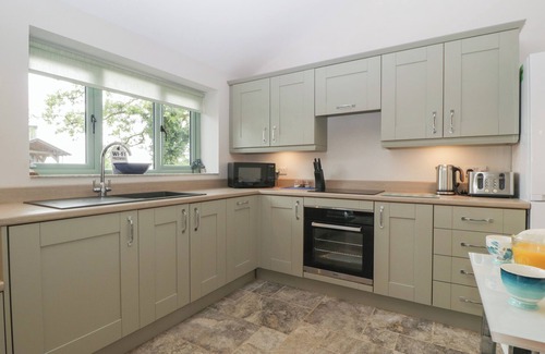 St. Brides Netherwent Cottage | BOTTOM LODGE, pet friendly, with hot tub in Penhow