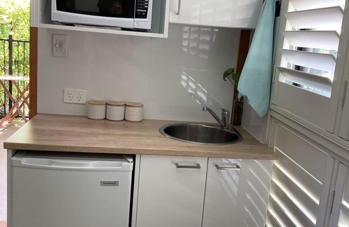 Moffat Beach Apartment | Boudoir on Bryce St - (Pet Friendly to ONE, SMALL non hair shedding dog 4.5kg)