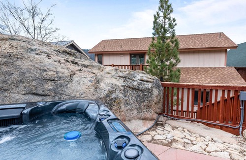 Boulder Bay Ski Chalet | Boulder Bay Chalet Lakefront- Elegantly Decorated With Hot Tub And Game Room! 3 Bedroom Chalet