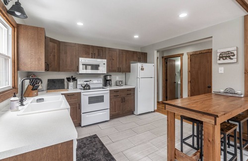 Lake Harmony Estates House | Boulder View Lodge - Very Private 4BR/2BA Family Mountain Retreat 10 beds! AC/WD