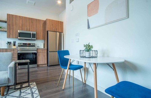 Dallas Apartment | Boulevard Stays Comfortable 1BR Suite w Pool, Parking, Gym 02