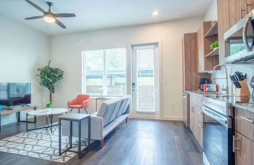 Dallas Apartment | Boulevard Stays Comfortable 1BR Suite w Pool, Parking, Gym 02