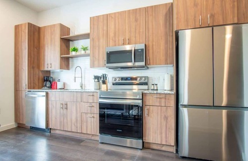Dallas Apartment | Boulevard Stays Comfortable 1BR Suite w Pool, Parking, Gym 02