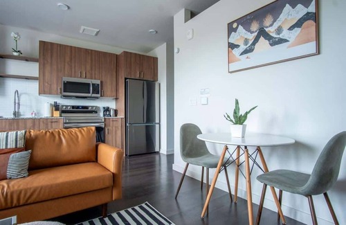 Dallas Apartment | Boulevard Stays Comfortable 1BR Suite w Pool, Parking, Gym 04