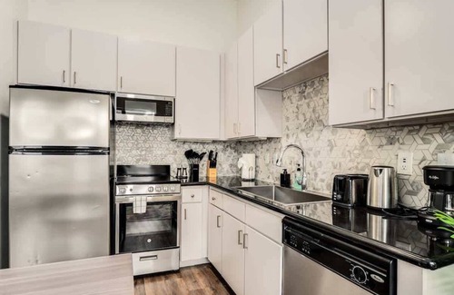 Travis Heights Apartment | Boulevard Stays Walk to Downtown! STU SoCo Pool, Parking, Gym 10