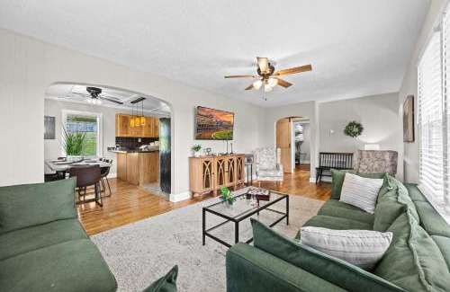 Waddy House | Bourbon Trail Getaway Jacuzzi Tub Scenic Views