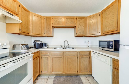 Bourbonnais House | Bourbonnais Townhome ~ 3 Mi to ONU Campus!