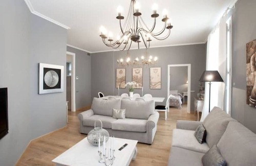 L'Antiga Esquerra de l'Eixample Apartment | Bourgogne Bright Luxurious Apartment