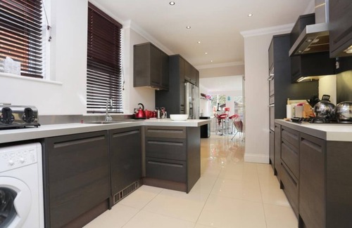 Westbourne House | BOURNECOAST: 6 BED HOUSE WITH GARDEN - WIFI - GAMES ROOM - NEAR SHOPS/BEACH-8380