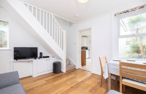 Boscombe House | BOURNECOAST: LOVELY TWO BEDROOM VICTORIAN HOLIDAY HOME - GARDEN - WIFI - HB8500