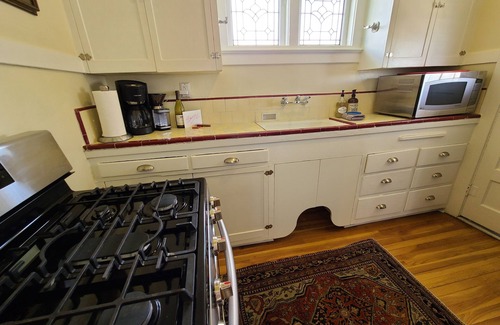 Sam Hughes Cottage | Boutique 1920's Sam Hughes Carriage House ~ Villa Blanca Tortuga & Walk to UA