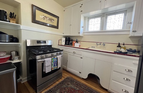 Sam Hughes Cottage | Boutique 1920's Sam Hughes Carriage House ~ Villa Blanca Tortuga & Walk to UA