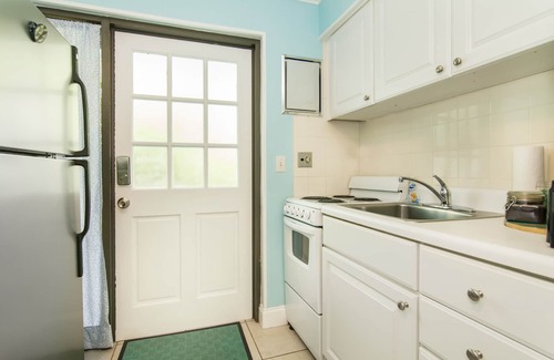 Juno Beach House | BOUTIQUE BUNGALOW. INTIMATE TROPICAL SETTING. STEPS TO BEACH.