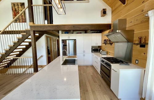 Val Morin Ski Chalet | Boutique chalet—woodland retreat, fireplace, chef kitchen, soaking tub—near PTDN