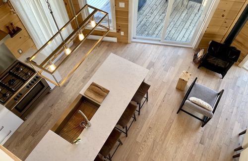 Val Morin Ski Chalet | Boutique chalet—woodland retreat, fireplace, chef kitchen, soaking tub—near PTDN