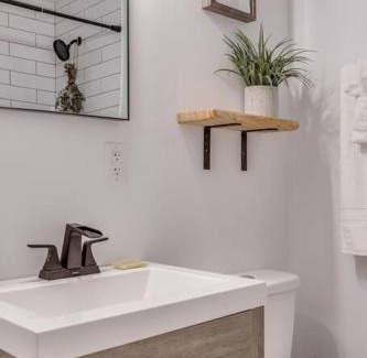 Kings Grant House | Boutique Getaway mins from beach & downtown