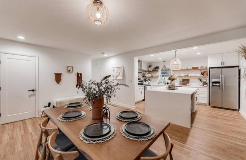 Kings Grant House | Boutique Getaway mins from beach & downtown