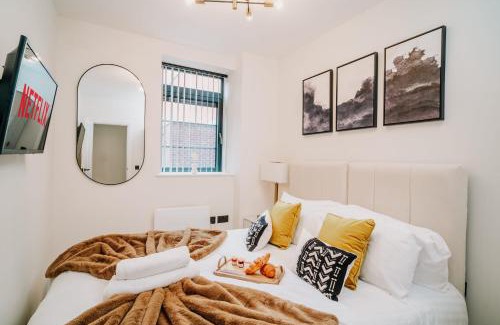 Birmingham City Centre Apartment | Boutique Grade II City Gem WiFi Family Contractors
