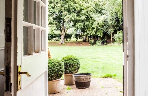 Earls Barton House | Boutique Historical Country House