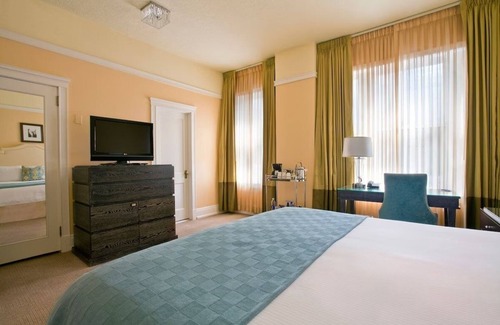 Goose Hollow Hotel | Boutique Hotel with Art, History, and Style in Portland! Enjoy On-site Bar!