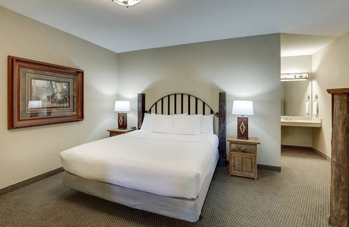 Johnston Hotel | Boutique Johnston Experience! Bearly’s Bar On-Site & Event Space | 2 Units