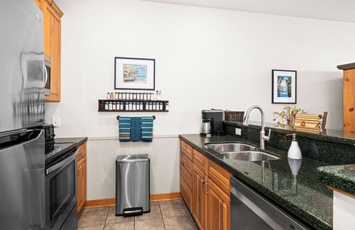 Beaver Bay House | Boutique Luxury On Lake Superior! Stunning Views Sunrise/Moon Waves Romantic