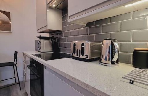 Hanger Hill Apartment | Boutique Modern Apartment Opposite Station