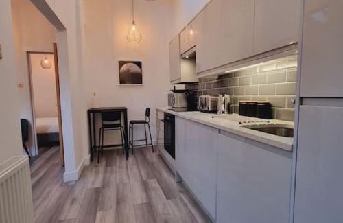 Hanger Hill Apartment | Boutique Modern Apartment Opposite Station