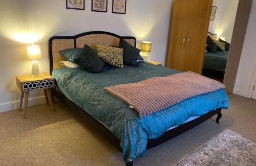 Thamesfield Apartment | Boutique Putney Riverside Apartment