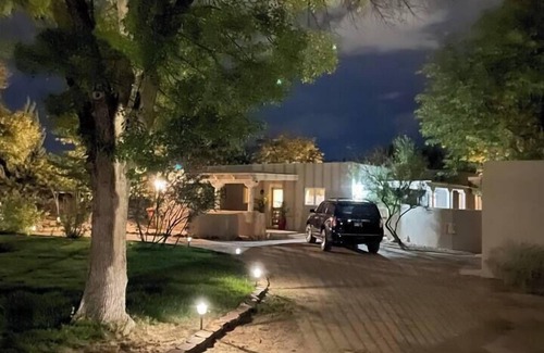 Corrales House | Boutique Retreat: Hike & Bike Minutes from City