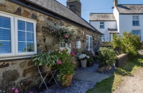 Llanbedrog Cottage | Boutique-style holiday cottage, beautifully decorated with wood burner & hot tub