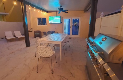 Princeton House | Boutique Style Home 3 Bedrooms Mini-Golf, BBQ, Hot Tub, EV-Charger Games Casino