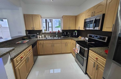 Princeton House | Boutique Style Home 3 Bedrooms Mini-Golf, BBQ, Hot Tub, EV-Charger Games Casino