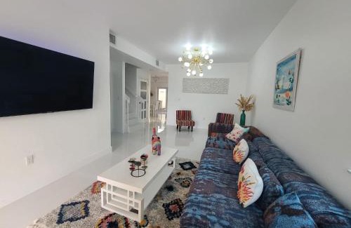 Princeton House | Boutique Style House, Mini Golf BBQ Hot-Tub EV-Charger Foosball