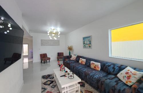 Princeton House | Boutique Style House, Mini Golf BBQ Hot-Tub EV-Charger Foosball
