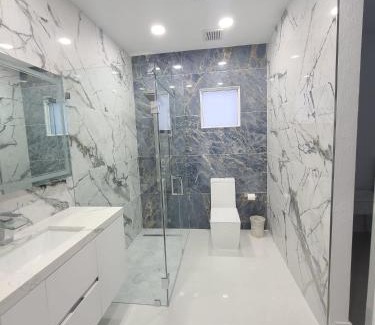 Princeton House | Boutique Style House, Mini Golf BBQ Hot-Tub EV-Charger Foosball